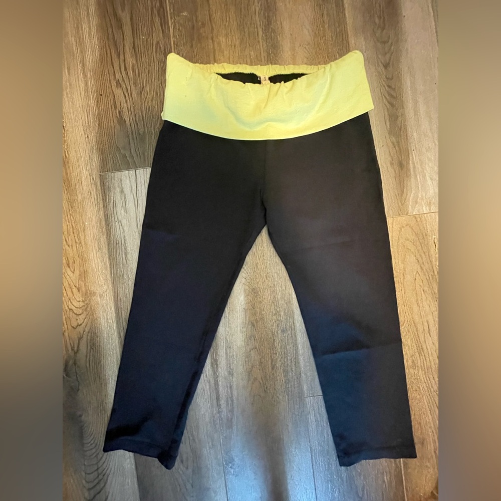 WITH LOVE capri leggings! 🖤💚💛